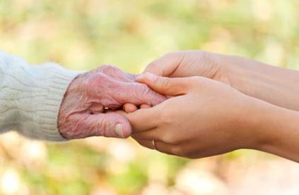 ¿Por qué son importantes los servicios lingüísticos para el cuidado de personas mayores?