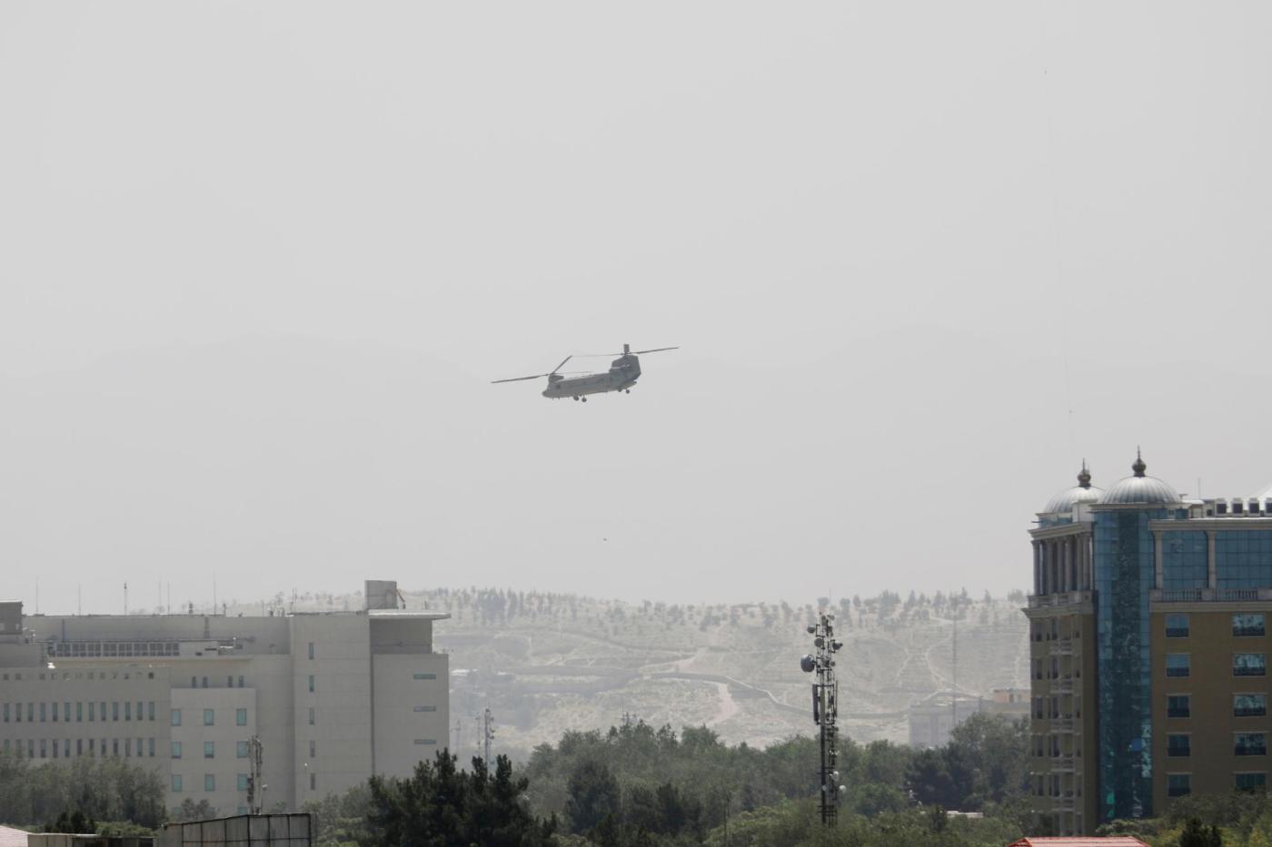 Países europeos evacuan a diplomáticos y ciudadanos de Afganistán cuando los talibanes ingresan a la capital, Kabul
