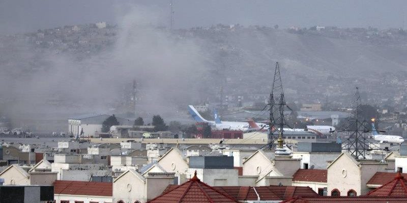 Biden jura venganza cuando el número de muertos aumenta a 103 en los ataques de Kabul, con la evacuación de EE. UU. Ininterrumpida