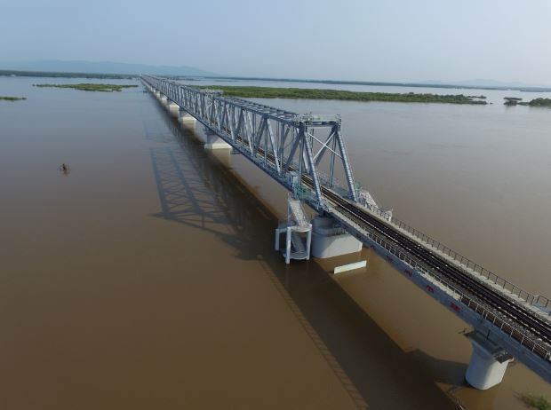 Colocación de vías para el puente ferroviario que conecta China y Rusia