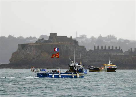 Francia se endurece en disputa pesquera con Gran Bretaña