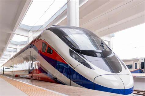 El tren bala llegó a la estación de Vientiane del ferrocarril China-Laos